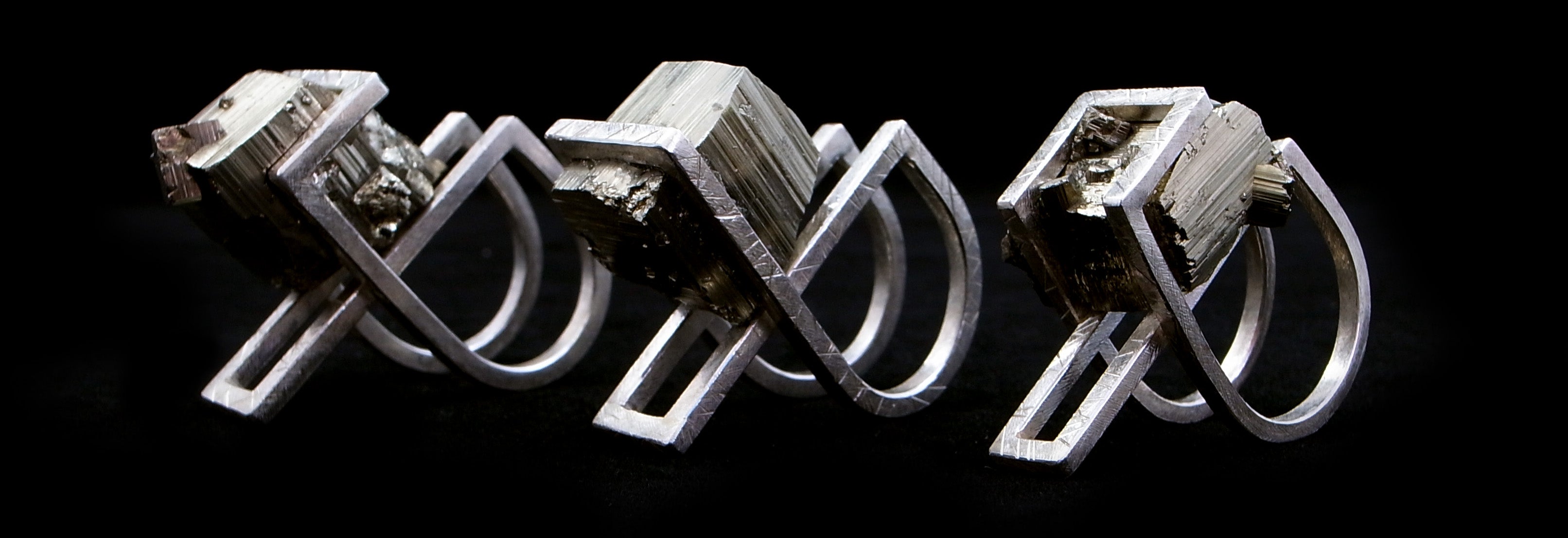 Entrapment Chariot rings - banner black