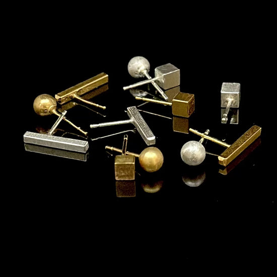 Spinning image of silver and gold studs
