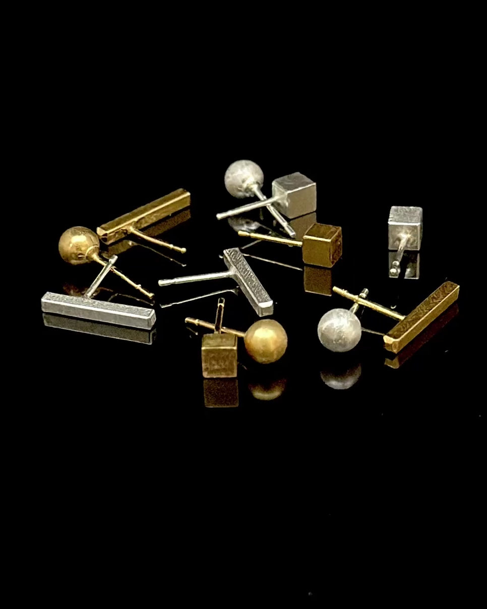 Spinning image of silver and gold studs